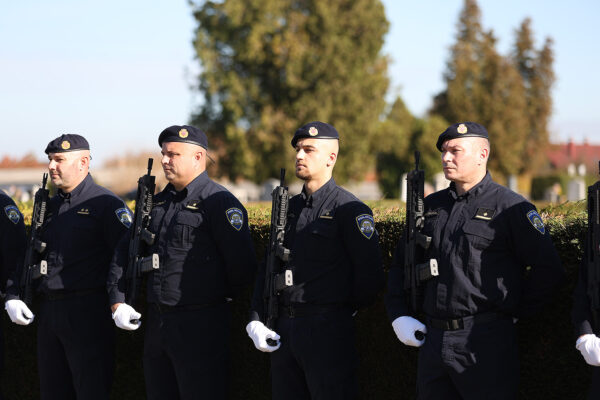 U povodu blagdana Svih svetih u Virovitici odana počast poginulim hrvatskim braniteljima i civilnim žrtvama 4 svi sveti vijenci i misa 13