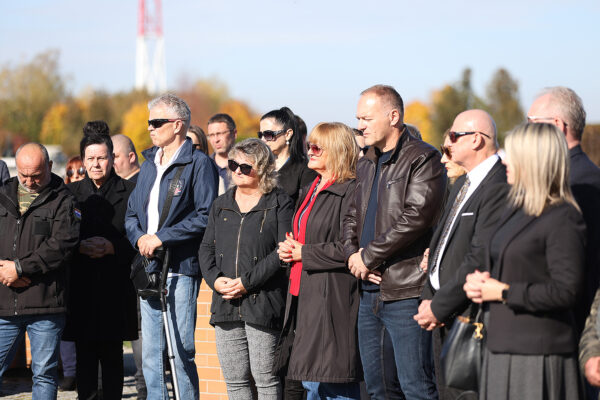 U povodu blagdana Svih svetih u Virovitici odana počast poginulim hrvatskim braniteljima i civilnim žrtvama 23 svi sveti vijenci i misa 137