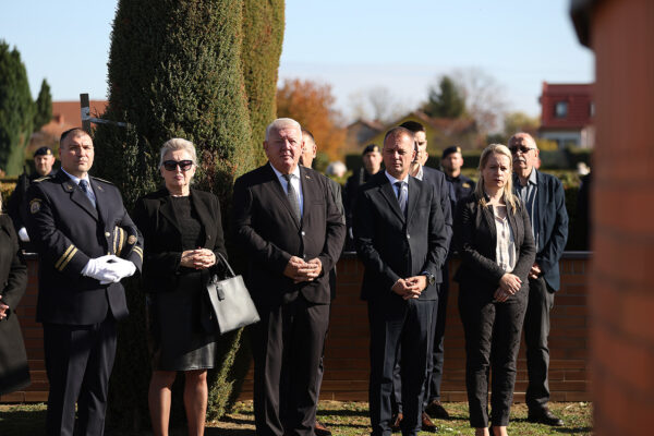 U povodu blagdana Svih svetih u Virovitici odana počast poginulim hrvatskim braniteljima i civilnim žrtvama 24 svi sveti vijenci i misa 141
