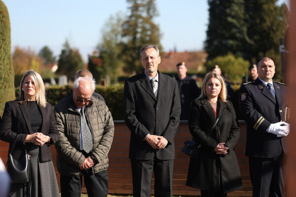 U povodu blagdana Svih svetih u Virovitici odana počast poginulim hrvatskim braniteljima i civilnim žrtvama 25 svi sveti vijenci i misa 144