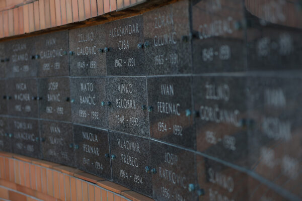 U povodu blagdana Svih svetih u Virovitici odana počast poginulim hrvatskim braniteljima i civilnim žrtvama 29 svi sveti vijenci i misa 162