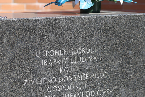 U povodu blagdana Svih svetih u Virovitici odana počast poginulim hrvatskim braniteljima i civilnim žrtvama 30 svi sveti vijenci i misa 165