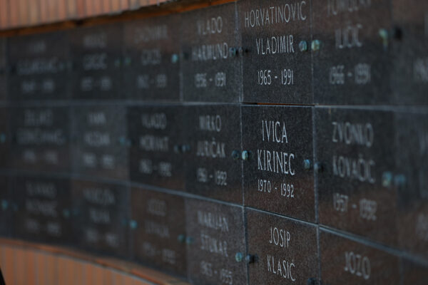 U povodu blagdana Svih svetih u Virovitici odana počast poginulim hrvatskim braniteljima i civilnim žrtvama 31 svi sveti vijenci i misa 172