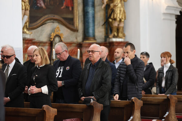 U povodu blagdana Svih svetih u Virovitici odana počast poginulim hrvatskim braniteljima i civilnim žrtvama 36 svi sveti vijenci i misa 209