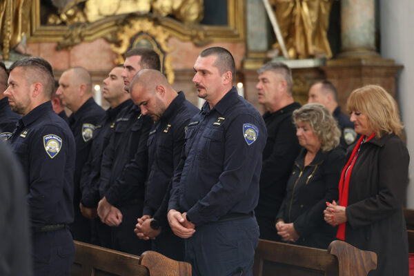U povodu blagdana Svih svetih u Virovitici odana počast poginulim hrvatskim braniteljima i civilnim žrtvama 39 svi sveti vijenci i misa 218