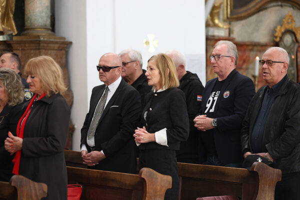 U povodu blagdana Svih svetih u Virovitici odana počast poginulim hrvatskim braniteljima i civilnim žrtvama 40 svi sveti vijenci i misa 221