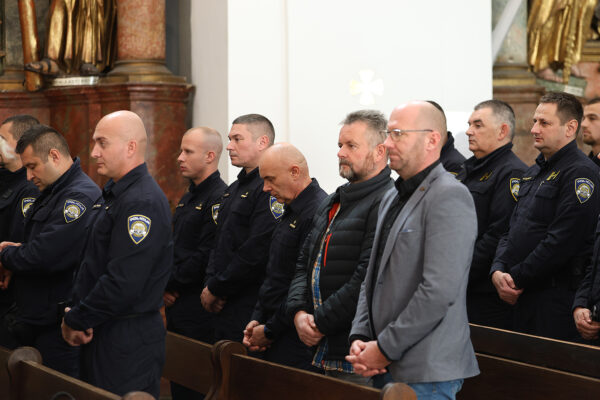 U povodu blagdana Svih svetih u Virovitici odana počast poginulim hrvatskim braniteljima i civilnim žrtvama 42 svi sveti vijenci i misa 225