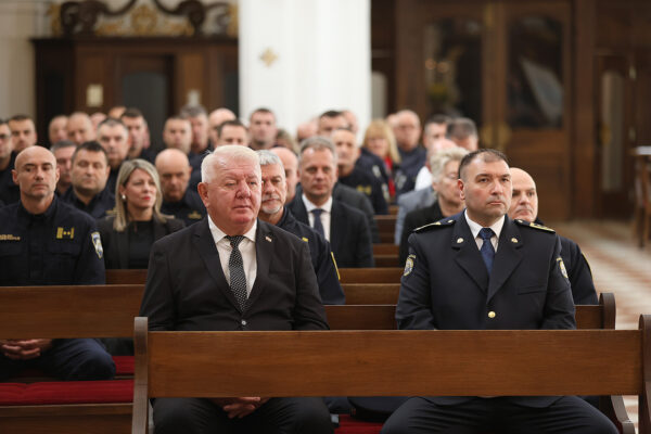 U povodu blagdana Svih svetih u Virovitici odana počast poginulim hrvatskim braniteljima i civilnim žrtvama 45 svi sveti vijenci i misa 235