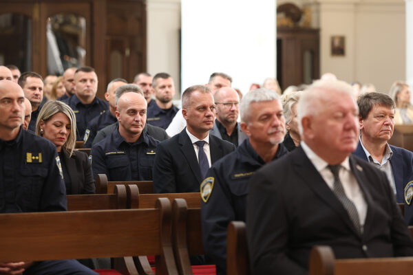 U povodu blagdana Svih svetih u Virovitici odana počast poginulim hrvatskim braniteljima i civilnim žrtvama 47 svi sveti vijenci i misa 245