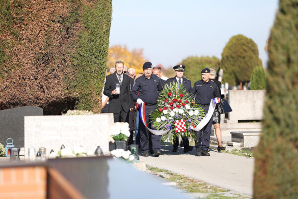 U povodu blagdana Svih svetih u Virovitici odana počast poginulim hrvatskim braniteljima i civilnim žrtvama 5 svi sveti vijenci i misa 25
