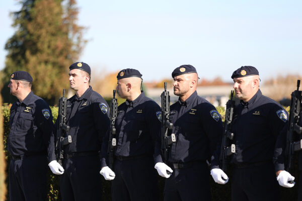 U povodu blagdana Svih svetih u Virovitici odana počast poginulim hrvatskim braniteljima i civilnim žrtvama 1 svi sveti vijenci i misa 3