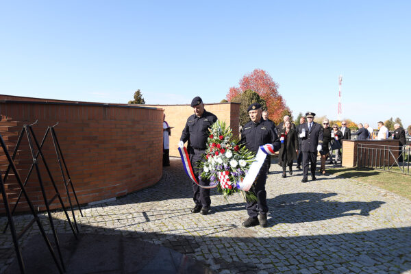 U povodu blagdana Svih svetih u Virovitici odana počast poginulim hrvatskim braniteljima i civilnim žrtvama 6 svi sveti vijenci i misa 36