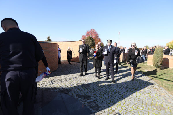 U povodu blagdana Svih svetih u Virovitici odana počast poginulim hrvatskim braniteljima i civilnim žrtvama 7 svi sveti vijenci i misa 40