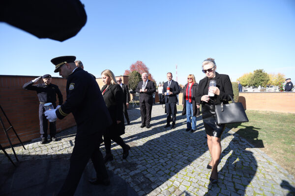 U povodu blagdana Svih svetih u Virovitici odana počast poginulim hrvatskim braniteljima i civilnim žrtvama 8 svi sveti vijenci i misa 52