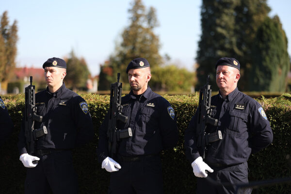 U povodu blagdana Svih svetih u Virovitici odana počast poginulim hrvatskim braniteljima i civilnim žrtvama 2 svi sveti vijenci i misa 6