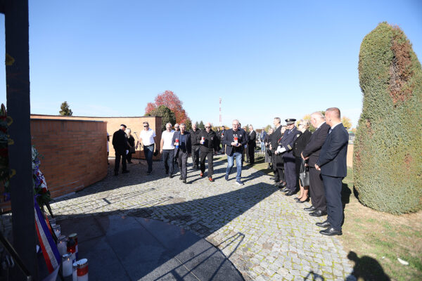 U povodu blagdana Svih svetih u Virovitici odana počast poginulim hrvatskim braniteljima i civilnim žrtvama 11 svi sveti vijenci i misa 80