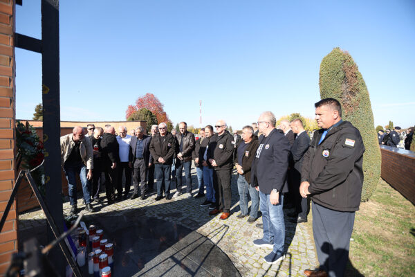 U povodu blagdana Svih svetih u Virovitici odana počast poginulim hrvatskim braniteljima i civilnim žrtvama 12 svi sveti vijenci i misa 84