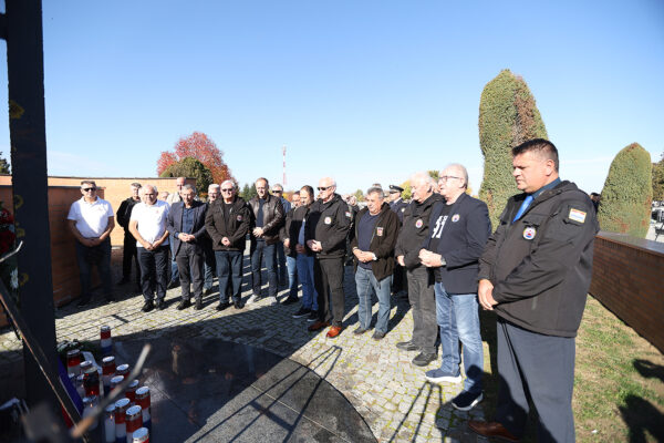 U povodu blagdana Svih svetih u Virovitici odana počast poginulim hrvatskim braniteljima i civilnim žrtvama 13 svi sveti vijenci i misa 88