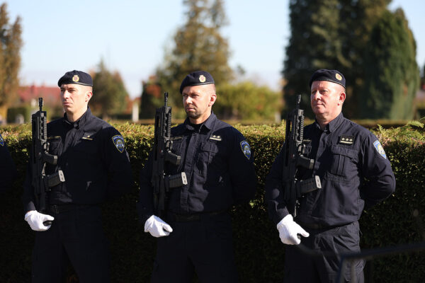 U povodu blagdana Svih svetih u Virovitici odana počast poginulim hrvatskim braniteljima i civilnim žrtvama 3 svi sveti vijenci i misa 9