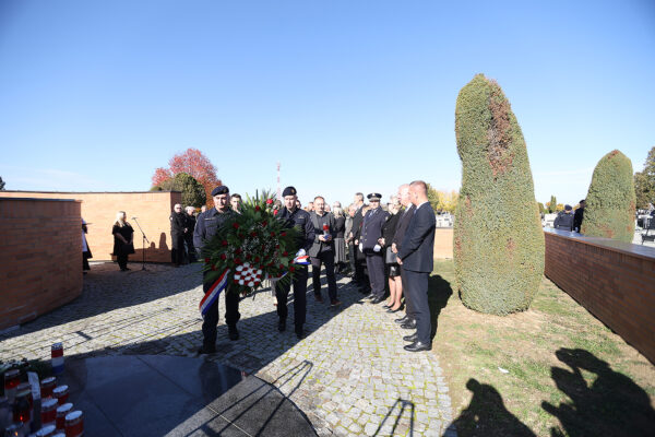 U povodu blagdana Svih svetih u Virovitici odana počast poginulim hrvatskim braniteljima i civilnim žrtvama 14 svi sveti vijenci i misa 96