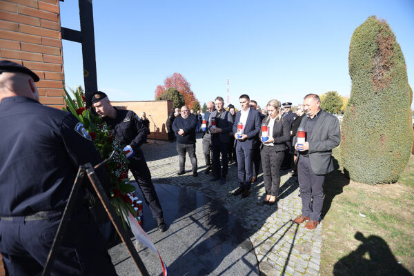 U povodu blagdana Svih svetih u Virovitici odana počast poginulim hrvatskim braniteljima i civilnim žrtvama 15 svi sveti vijenci i misa 98
