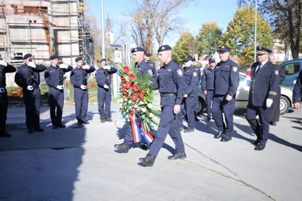 U povodu blagdana Svih svetih u Virovitici odana počast poginulim hrvatskim braniteljima i civilnim žrtvama 55 z svi sveti vijenci i misa z 6