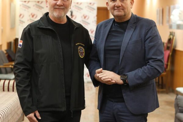 Priča koja ne smije biti zaboravljena: Damir Plavšić predstavio virovitičkoj publici potresno svjedočanstvo o Vukovaru 8 587112157 1289881649834953 4035717909533875267 n 800x1200 1