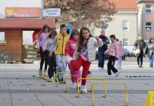 Smijeh i zabava na virovitičkoj šetnici: “Mali avanturisti” savladavali izazove popularne igre “Pod je lava”