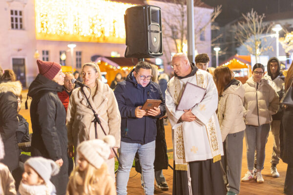 Upaljena prva adventska svijeća: Uz bajku na ledu i koncert klape Intrade Virovitica svečano otvorila najljepše doba godine 184 a advent vtc jedan 27 copy
