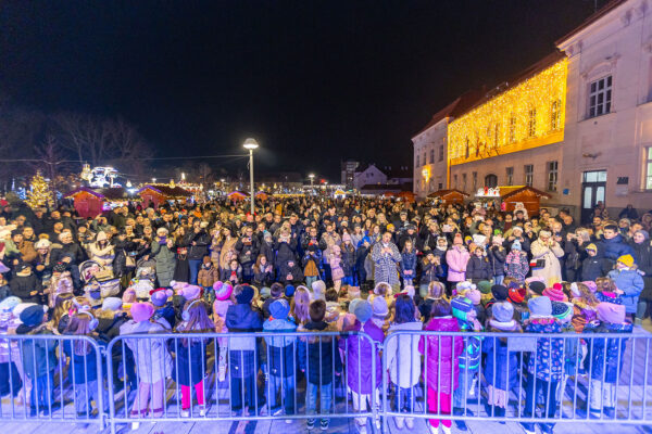 Upaljena prva adventska svijeća: Uz bajku na ledu i koncert klape Intrade Virovitica svečano otvorila najljepše doba godine 189 a advent vtc jedan 37 copy