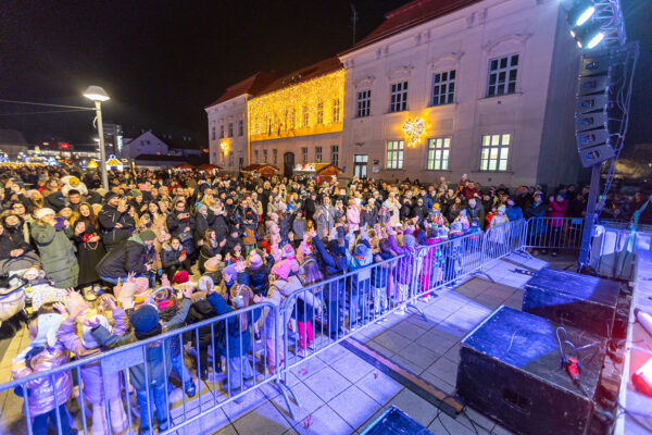 Upaljena prva adventska svijeća: Uz bajku na ledu i koncert klape Intrade Virovitica svečano otvorila najljepše doba godine 190 a advent vtc jedan 38 copy