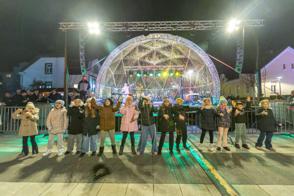 Upaljena prva adventska svijeća: Uz bajku na ledu i koncert klape Intrade Virovitica svečano otvorila najljepše doba godine 194 a advent vtc jedan 50 copy