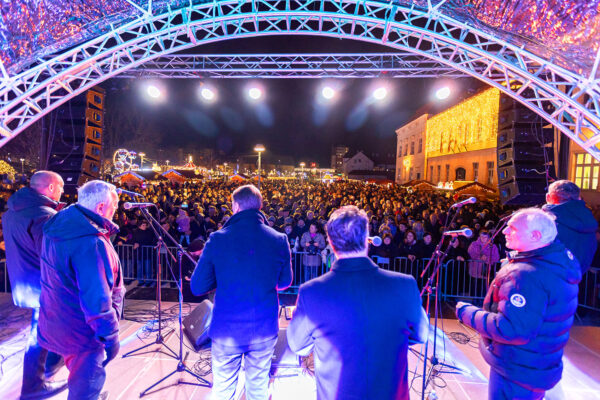 Upaljena prva adventska svijeća: Uz bajku na ledu i koncert klape Intrade Virovitica svečano otvorila najljepše doba godine 200 a advent vtc jedan 59 copy