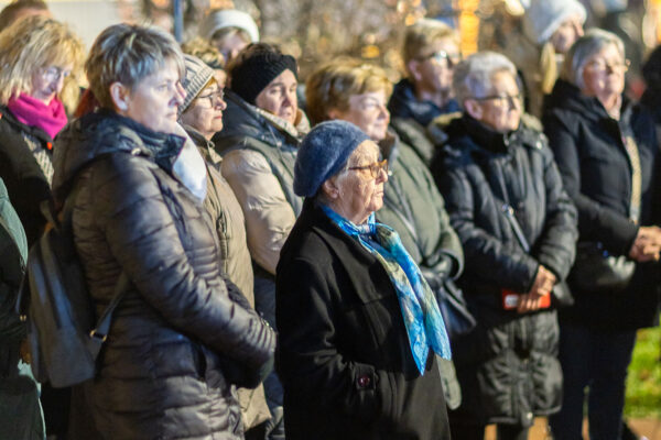 Upaljena prva adventska svijeća: Uz bajku na ledu i koncert klape Intrade Virovitica svečano otvorila najljepše doba godine 70 b advent vtc 102