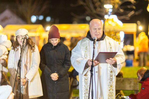 Upaljena prva adventska svijeća: Uz bajku na ledu i koncert klape Intrade Virovitica svečano otvorila najljepše doba godine 72 b advent vtc 105