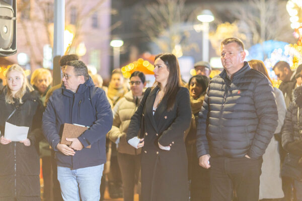 Upaljena prva adventska svijeća: Uz bajku na ledu i koncert klape Intrade Virovitica svečano otvorila najljepše doba godine 73 b advent vtc 107