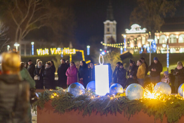Upaljena prva adventska svijeća: Uz bajku na ledu i koncert klape Intrade Virovitica svečano otvorila najljepše doba godine 75 b advent vtc 109