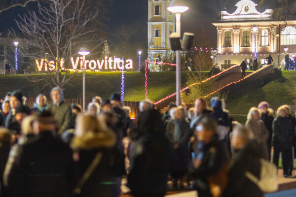 Upaljena prva adventska svijeća: Uz bajku na ledu i koncert klape Intrade Virovitica svečano otvorila najljepše doba godine 84 b advent vtc 119