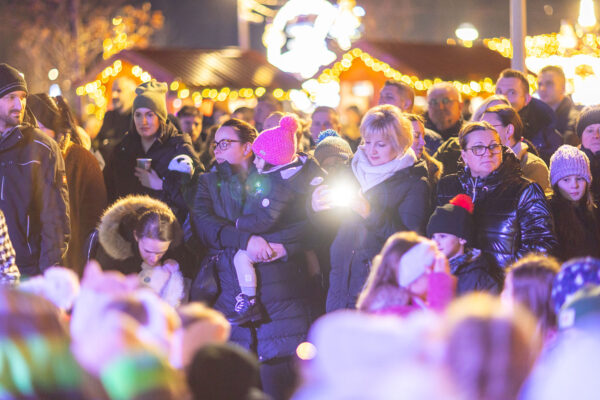 Upaljena prva adventska svijeća: Uz bajku na ledu i koncert klape Intrade Virovitica svečano otvorila najljepše doba godine 99 b advent vtc 136