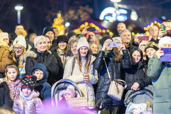 Upaljena prva adventska svijeća: Uz bajku na ledu i koncert klape Intrade Virovitica svečano otvorila najljepše doba godine 103 b advent vtc 140
