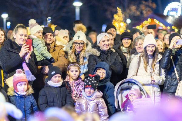 Upaljena prva adventska svijeća: Uz bajku na ledu i koncert klape Intrade Virovitica svečano otvorila najljepše doba godine 104 b advent vtc 141