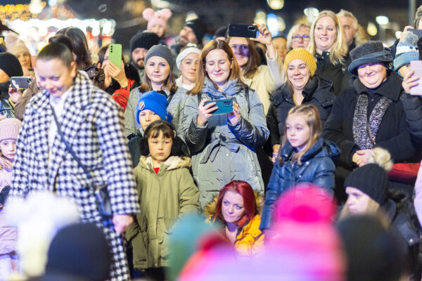 Upaljena prva adventska svijeća: Uz bajku na ledu i koncert klape Intrade Virovitica svečano otvorila najljepše doba godine 114 b advent vtc 151