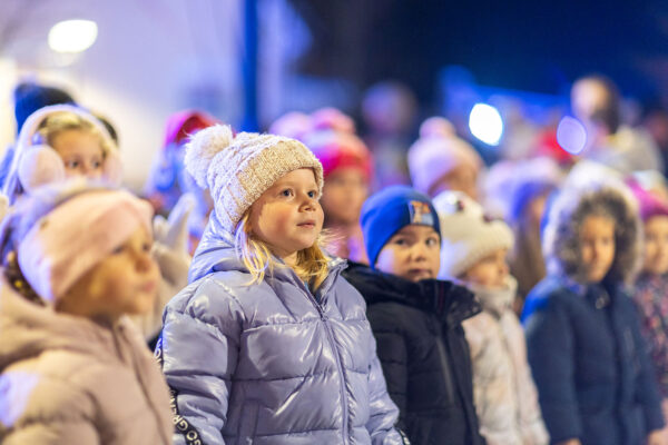 Upaljena prva adventska svijeća: Uz bajku na ledu i koncert klape Intrade Virovitica svečano otvorila najljepše doba godine 115 b advent vtc 152