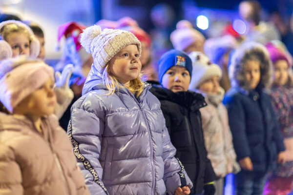 Upaljena prva adventska svijeća: Uz bajku na ledu i koncert klape Intrade Virovitica svečano otvorila najljepše doba godine 116 b advent vtc 153