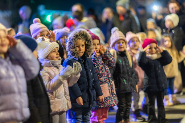 Upaljena prva adventska svijeća: Uz bajku na ledu i koncert klape Intrade Virovitica svečano otvorila najljepše doba godine 117 b advent vtc 154