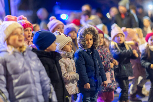 Upaljena prva adventska svijeća: Uz bajku na ledu i koncert klape Intrade Virovitica svečano otvorila najljepše doba godine 118 b advent vtc 156