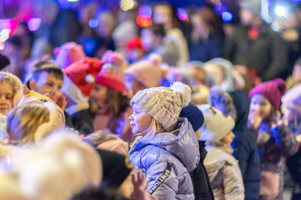 Upaljena prva adventska svijeća: Uz bajku na ledu i koncert klape Intrade Virovitica svečano otvorila najljepše doba godine 120 b advent vtc 158