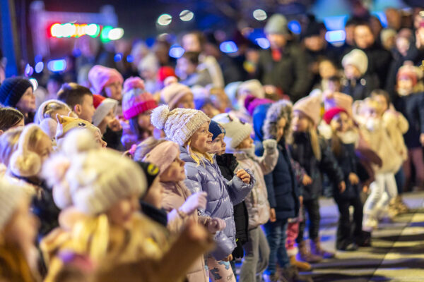 Upaljena prva adventska svijeća: Uz bajku na ledu i koncert klape Intrade Virovitica svečano otvorila najljepše doba godine 122 b advent vtc 160