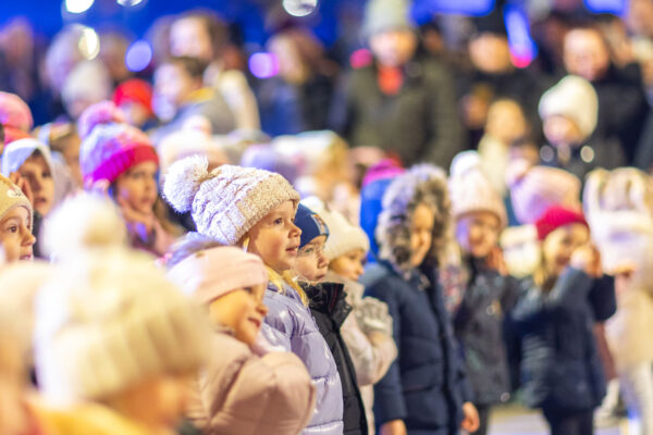 Upaljena prva adventska svijeća: Uz bajku na ledu i koncert klape Intrade Virovitica svečano otvorila najljepše doba godine 123 b advent vtc 161