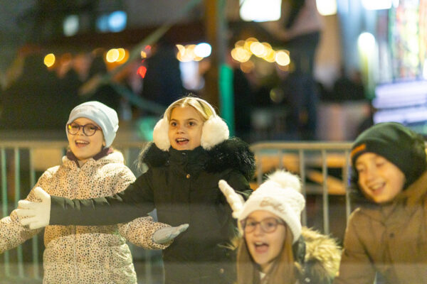 Upaljena prva adventska svijeća: Uz bajku na ledu i koncert klape Intrade Virovitica svečano otvorila najljepše doba godine 130 b advent vtc 171
